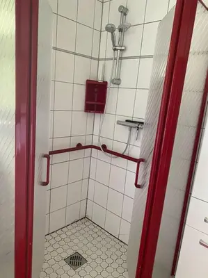 Ein Badezimmer in der Unterkunft Rollstuhlgerechter Ferienbungalow in ruhiger Lage