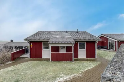 Das Gebäude in dem sich das Ferienhaus befindet