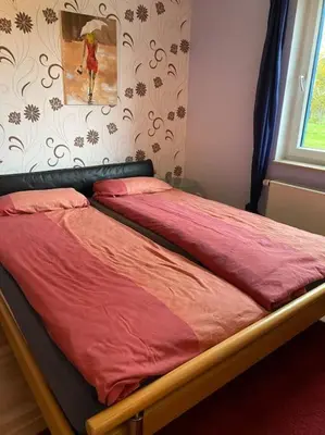Ein Bett oder Betten in einem Zimmer der Unterkunft Zimmer mit eigenem Bad in Einfamilienhaus