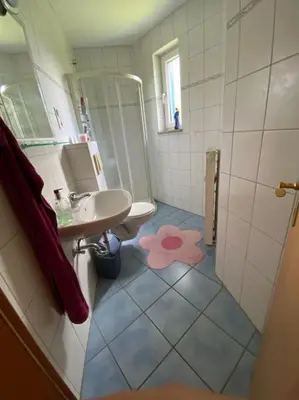Ein Badezimmer in der Unterkunft Zimmer mit eigenem Bad in Einfamilienhaus
