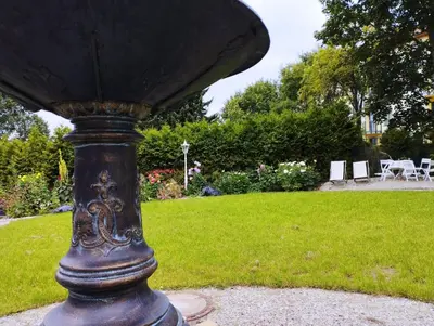Ein Garten an der Unterkunft Ferienhaus- Gruppenunterkunft mit Festsaal, Frühstück, Halbpension extra buchbar