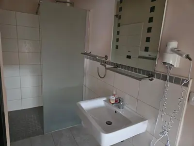 Ein Badezimmer in der Unterkunft Hotel Zur Schmiede