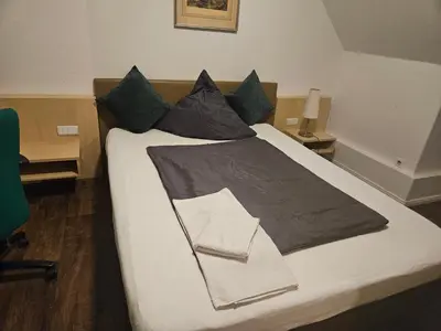 Ein Bett oder Betten in einem Zimmer der Unterkunft Hotel Zur Schmiede