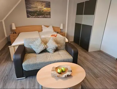 Ein Sitzbereich in der Unterkunft Hotel Zur Schmiede