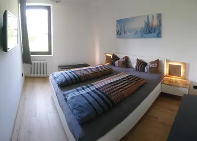 Ein Bett oder Betten in einem Zimmer der Unterkunft Schulenberg-Apartment 1 mit Kamin