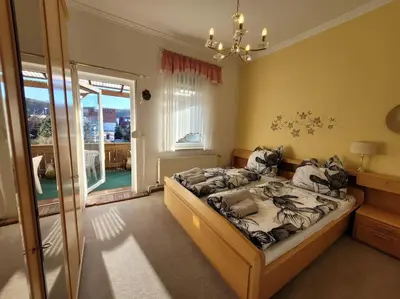 Ein Bett oder Betten in einem Zimmer der Unterkunft Günstige, große Ferienwohnung im Zentrum von Wernigerode