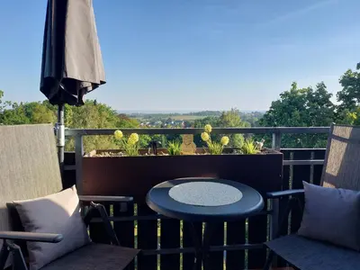 Ein Balkon oder eine Terrasse in der Unterkunft Ferienwohnung Gipfelglück mit Fernblick und Strandkorb