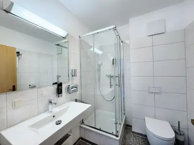 Ein Badezimmer in der Unterkunft REGIOHOTEL Bunte Stadt Wernigerode - #DirektInDerAltstadt #PrimaFrühstück #TopPreisLeistung #FrischRenoviert