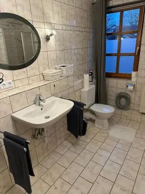 Ein Badezimmer in der Unterkunft Ferienwohnung 1 Berliner Platz