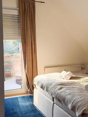 Ein Bett oder Betten in einem Zimmer der Unterkunft FeWo DT ''Bismarck'' mit traumhafter Balkonaussicht