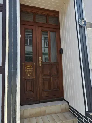 Eine Fassade oder ein Eingang zu Gästezimmer Fischer