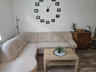 Ein Sitzbereich in der Unterkunft Gästezimmer Fischer