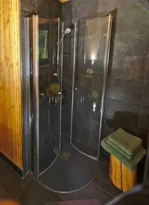 Ein Badezimmer in der Unterkunft Discover The Harz National Park From A Tree House