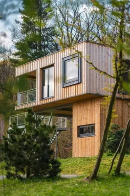 Das Gebäude in dem sich das Ferienhaus befindet