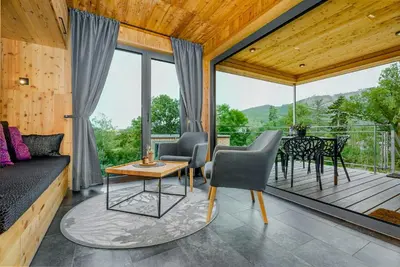 Ein allgemeiner Bergblick oder ein Berglick von des Ferienhauses aus