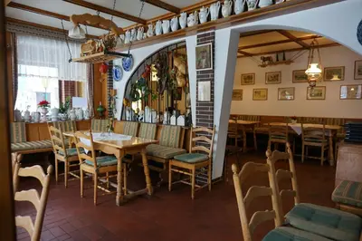 Ein Restaurant oder anderes Speiselokal in der Unterkunft Hotel Berliner Hof