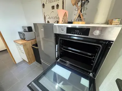 Küche/Küchenzeile in der Unterkunft FeWo Domo46 mit Balkon, Waschmaschine & Smart TV