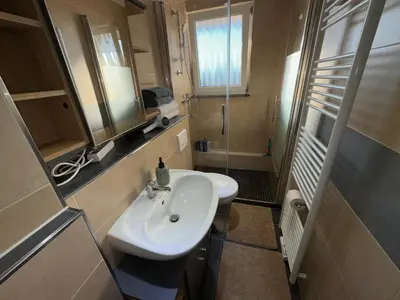 Ein Badezimmer in der Unterkunft FeWo Domo46 mit Balkon, Waschmaschine & Smart TV