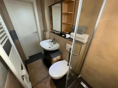 Ein Badezimmer in der Unterkunft FeWo Domo46 mit Balkon, Waschmaschine & Smart TV