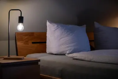 Ein Bett oder Betten in einem Zimmer der Unterkunft HIRSCH Gretel Ferienhaus - Garten mit Grill - Wald