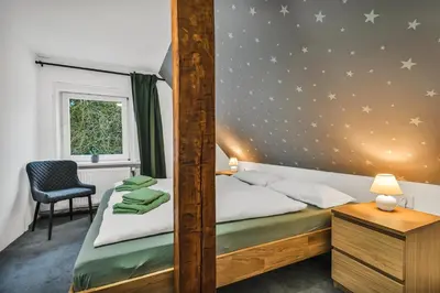 Ein Bett oder Betten in einem Zimmer der Unterkunft HIRSCH Gretel Ferienhaus - Garten mit Grill - Wald