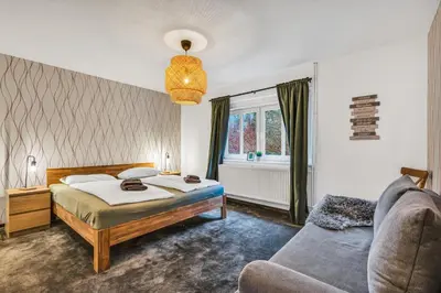 Ein Bett oder Betten in einem Zimmer der Unterkunft HIRSCH Gretel Ferienhaus - Garten mit Grill - Wald