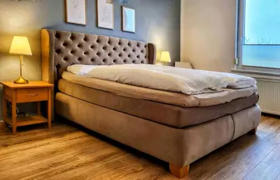 Ein Bett oder Betten in einem Zimmer der Unterkunft HIRSCH FeWo Burgberg - Parkplatz - Zentral