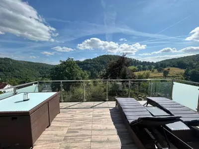 Ein allgemeiner Bergblick oder ein Berglick von des Ferienhauses aus