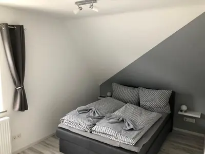 Ein Bett oder Betten in einem Zimmer der Unterkunft Ferienwohnung Wolfswiese
