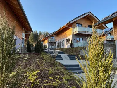 Das Gebäude in dem sich das Ferienhaus befindet