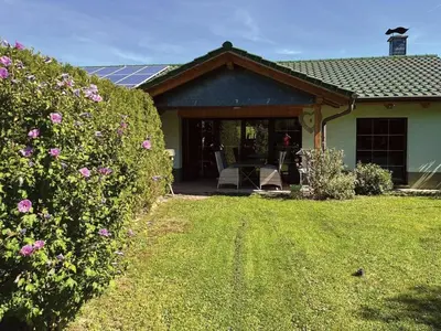Ein Garten an der Unterkunft Am Hang