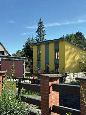 Das Gebäude in dem sich das Ferienhaus befindet
