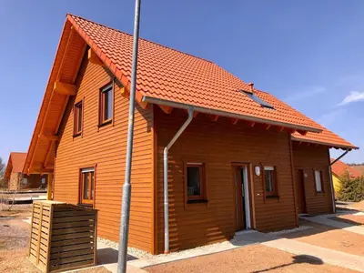Das Gebäude in dem sich das Ferienhaus befindet