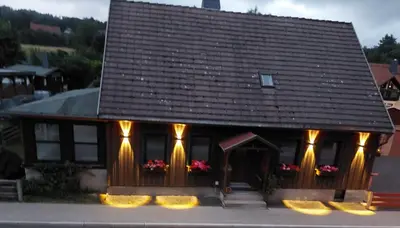 Das Gebäude in dem sich das Ferienhaus befindet