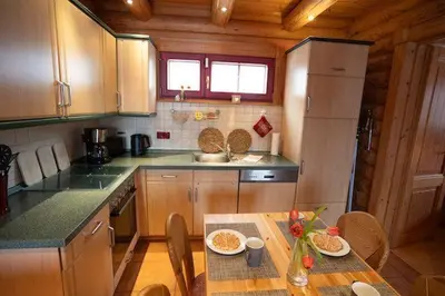 Küche/Küchenzeile in der Unterkunft HyggeZeit im Holzblockhaus in Wernigerode