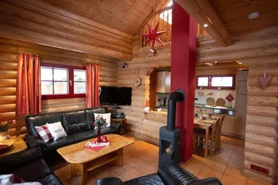 Ein Sitzbereich in der Unterkunft HyggeZeit im Holzblockhaus in Wernigerode