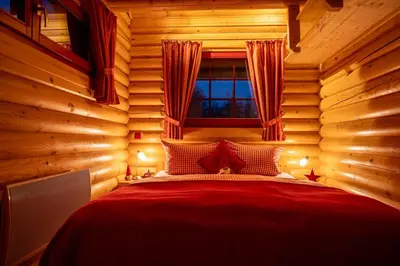 Ein Bett oder Betten in einem Zimmer der Unterkunft HyggeZeit im Holzblockhaus in Wernigerode