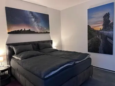 Ein Bett oder Betten in einem Zimmer der Unterkunft Heinrichs Ferienwohnungen Quedlinburg