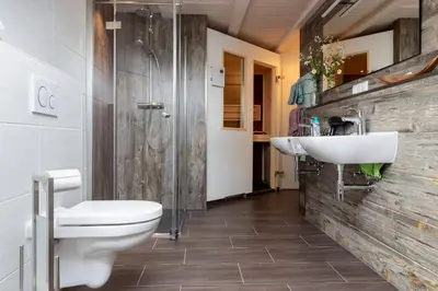 Ein Badezimmer in der Unterkunft Ferienwohnung Haus Sonnenschein mit E-Ladesäule