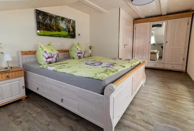 Ein Bett oder Betten in einem Zimmer der Unterkunft Ferienwohnung Haus Sonnenschein mit E-Ladesäule