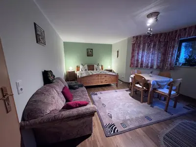 Ein Sitzbereich in der Unterkunft Ferienwohnung Steinpilz