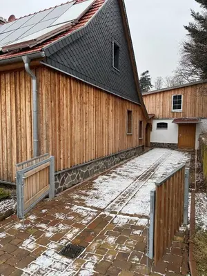 Das Gebäude in dem sich das Ferienhaus befindet