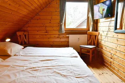 Ein Bett oder Betten in einem Zimmer der Unterkunft Feriendorf Blauvogel Blauvogel 022
