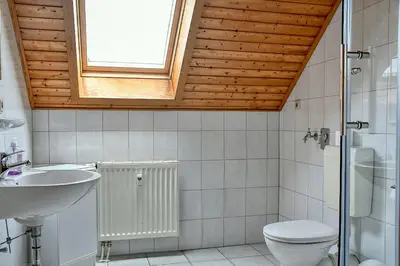 Ein Badezimmer in der Unterkunft Feriendorf Blauvogel Blauvogel 002
