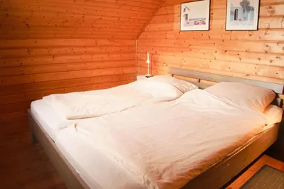 Ein Bett oder Betten in einem Zimmer der Unterkunft Feriendorf Blauvogel Blauvogel 010