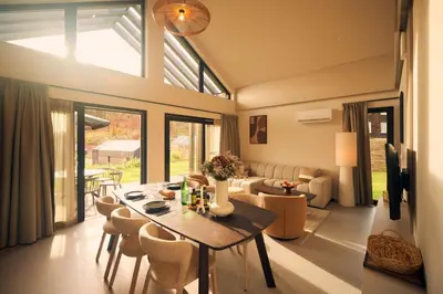Ein Sitzbereich in der Unterkunft Harz Eco Lodges