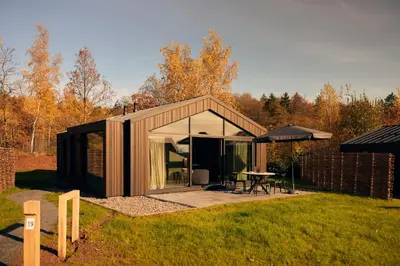 Das Gebäude in dem sich das Ferienhaus befindet