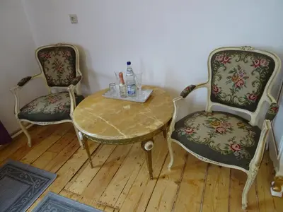 Ein Sitzbereich in der Unterkunft Villa Imperia, Museums-Hotel, Treppensteigen