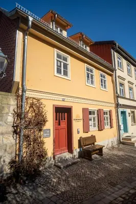 Das Gebäude in dem sich das Ferienhaus befindet