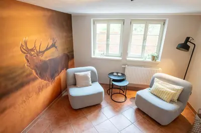 Ein Sitzbereich in der Unterkunft Ferienhaus Schlossberg mit Infrarot-Kabine und Stellplatz